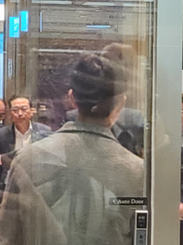 홍성현 대홍기획 대표이사가 6일 오후 6시 30분께 롯데 VCM 을 마치고 행사장을 나서고 있다. 사진= 김수연기자newsnews@dt.co.kr